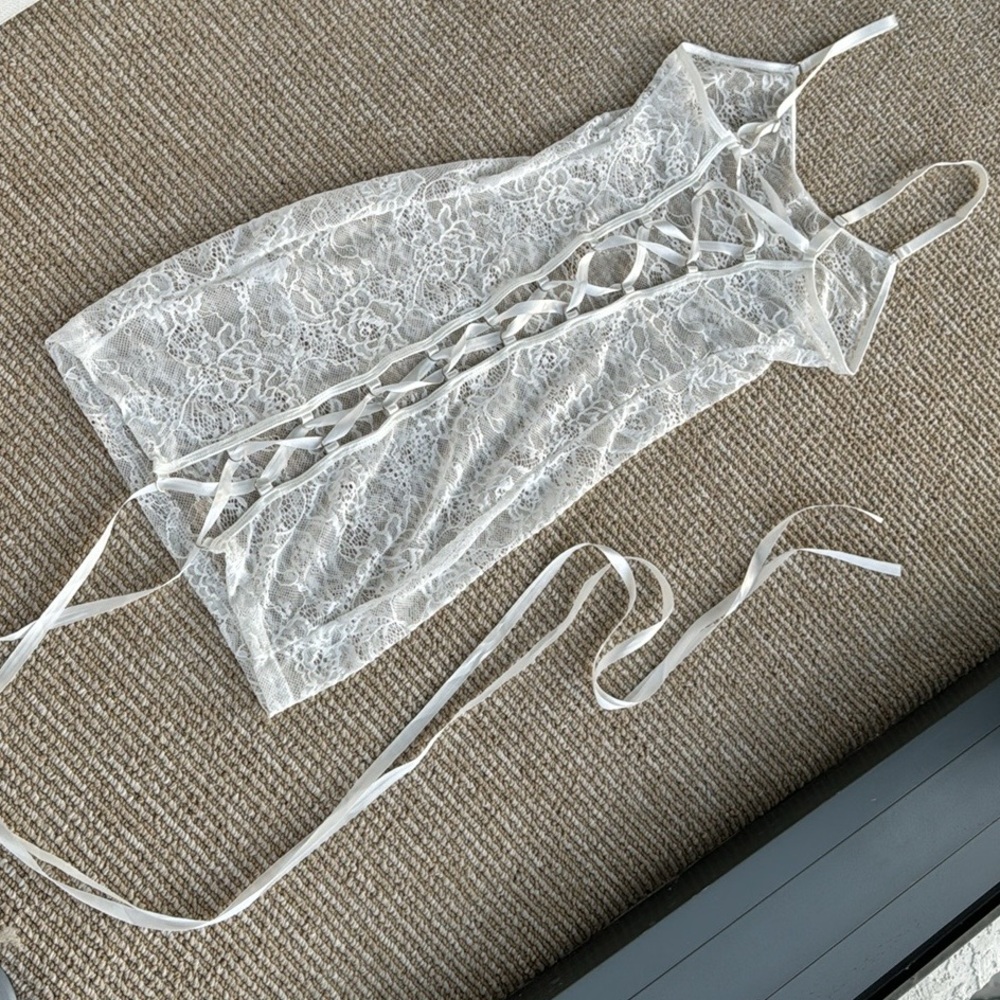 Lace mini dress - Picture 3 of 4